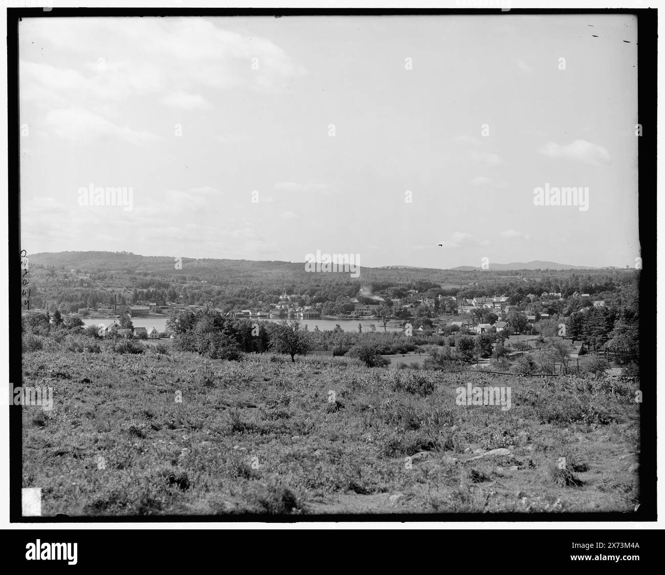 Village de Meredith, lac Winnipesaukee, N.H., titre tiré de la veste., '4382' sur le négatif., Detroit Publishing Co. no. 034932., Gift ; State Historical Society of Colorado ; 1949, Lakes & Ponds. , États-Unis, New Hampshire, Winnipesaukee, Lac. Banque D'Images
