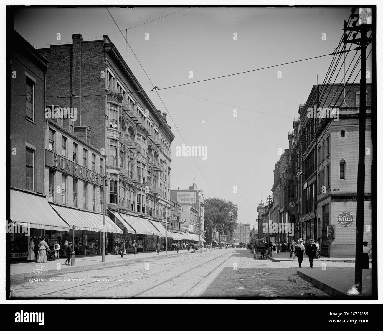 Merrimack Street regardant vers l'est, Lowell, Mass., '4237' sur négatif., Detroit Publishing Co. No. 070438., Gift ; State Historical Society of Colorado ; 1949, Streets. , Installations commerciales. , États-Unis, Massachusetts, Lowell. Banque D'Images