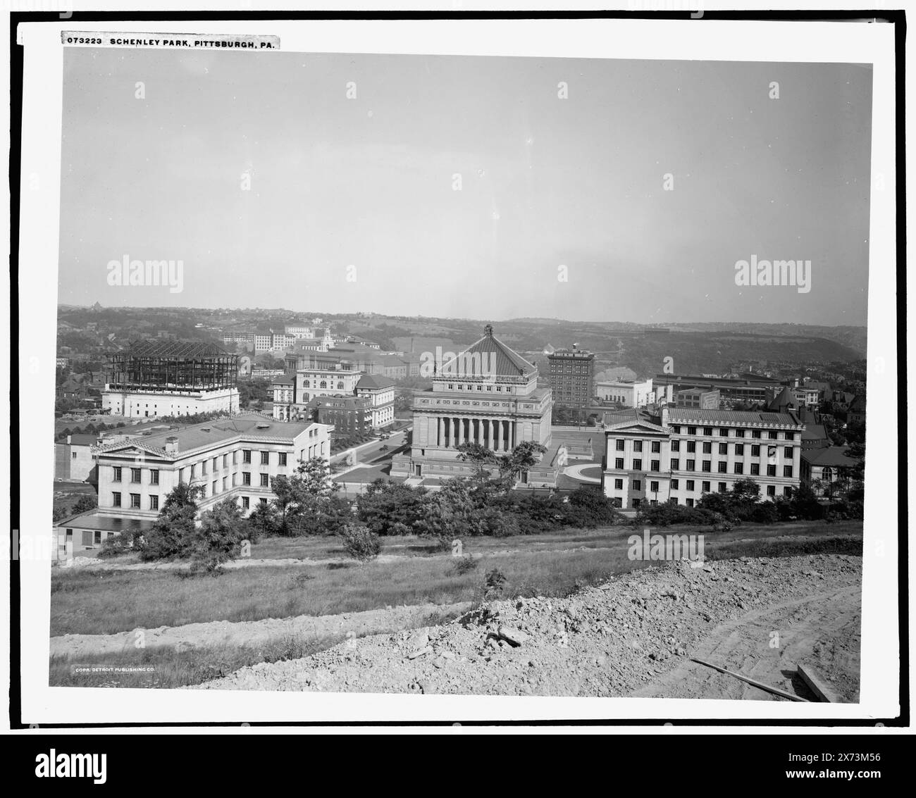 Schenley Park, Pittsburgh, Pa., Memorial Hall of Allegheny County in Center., Detroit Publishing Co. No. 073223., Gift ; State Historical Society of Colorado ; 1949, Parks. , États-Unis, Pennsylvanie, Pittsburgh. Banque D'Images