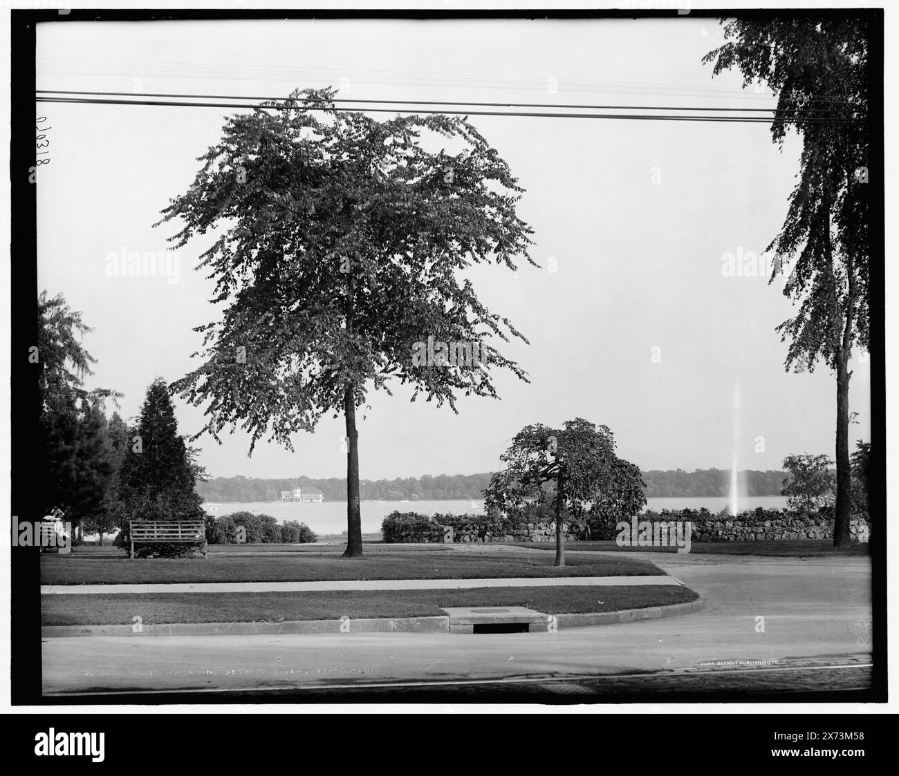 Owen Park et Detroit River, Detroit, Mich., 'H 88' sur négatif., Detroit Publishing Co. No. 070318., Gift ; State Historical Society of Colorado ; 1949, Parks. , Front de mer. , États-Unis, Michigan, Detroit. , États-Unis, Michigan, Detroit River. Banque D'Images