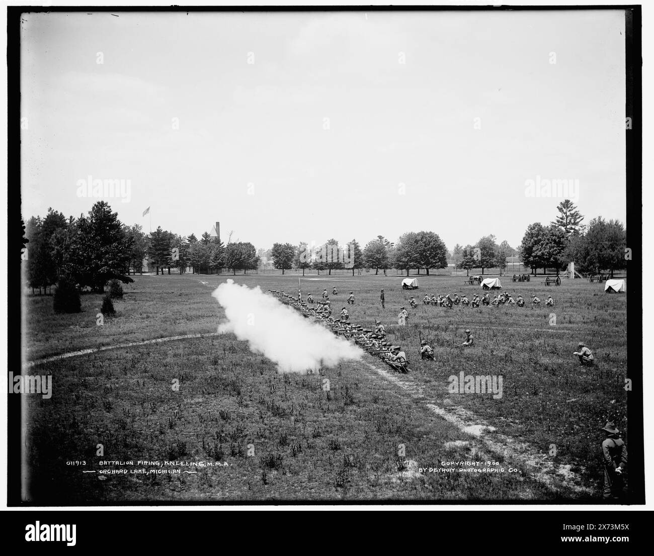 Bataillon tirant, agenouillé, Michigan Military Academy, Orchard Lake, Michigan, Detroit Publishing Co. no. 011913., Gift ; State Historical Society of Colorado ; 1949, Michigan Military Academy. , Éducation militaire. , Écoles. , Tir. , États-Unis, Michigan, Orchard Lake. Banque D'Images