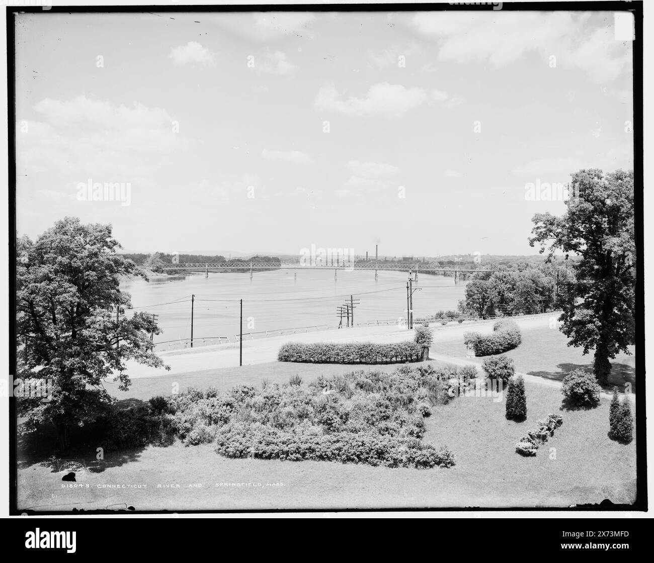 Connecticut River et Springfield, Mass., transparent en verre correspondant (avec le même code de série) disponible sur vidéodisque cadre 1A-30240., '2200' sur négatif., Detroit Publishing Co. No. 018048., Gift ; State Historical Society of Colorado ; 1949, Rivers. , États-Unis, Massachusetts, Springfield. , États-Unis, Connecticut River. Banque D'Images