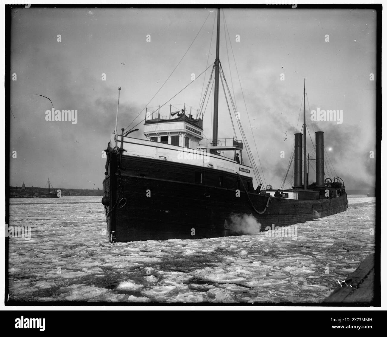 Freighter Oceanica, titre de la veste., basé sur des négatifs avec des numéros similaires ; peut être dans le canal de Sault Sainte Marie, Michigan., '97' sur négatif., No Detroit Publishing Co. no., cadeau ; State Historical Society of Colorado ; 1949, Oceanica (cargo), Cargo Ships. , Glace. Banque D'Images