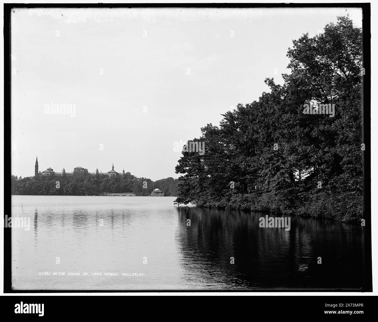 Sur la rive du lac Waban, Wellesley, date basée sur Detroit, catalogue J (1901)., Detroit Publishing Co. No. 011961., Gift ; State Historical Society of Colorado ; 1949, Lakes & Ponds. , Front de mer. , États-Unis, Massachusetts, Wellesley. , États-Unis, Massachusetts, Waban Lake. Banque D'Images