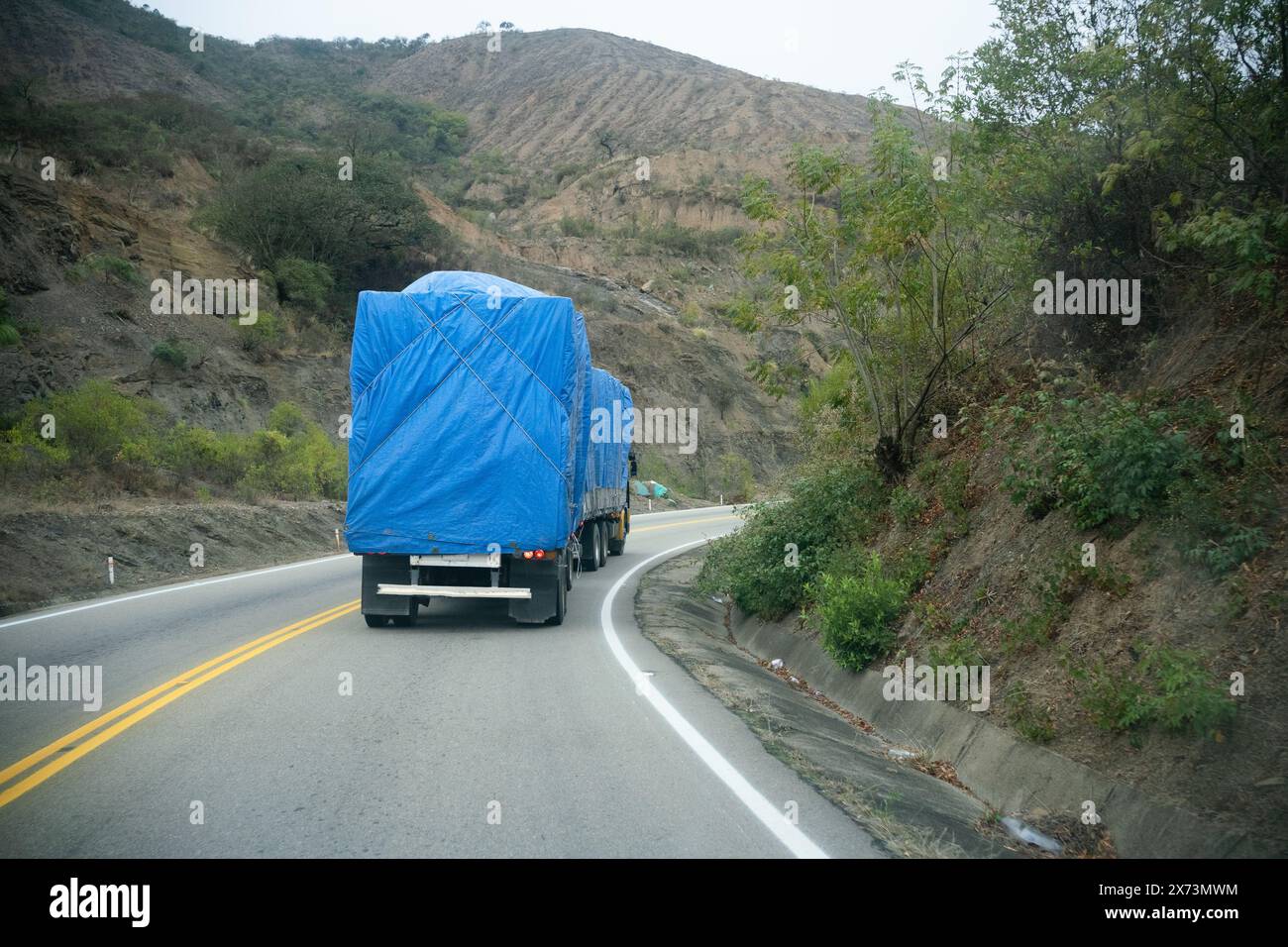 Camion avec bâche passant la route de campagne. Banque D'Images