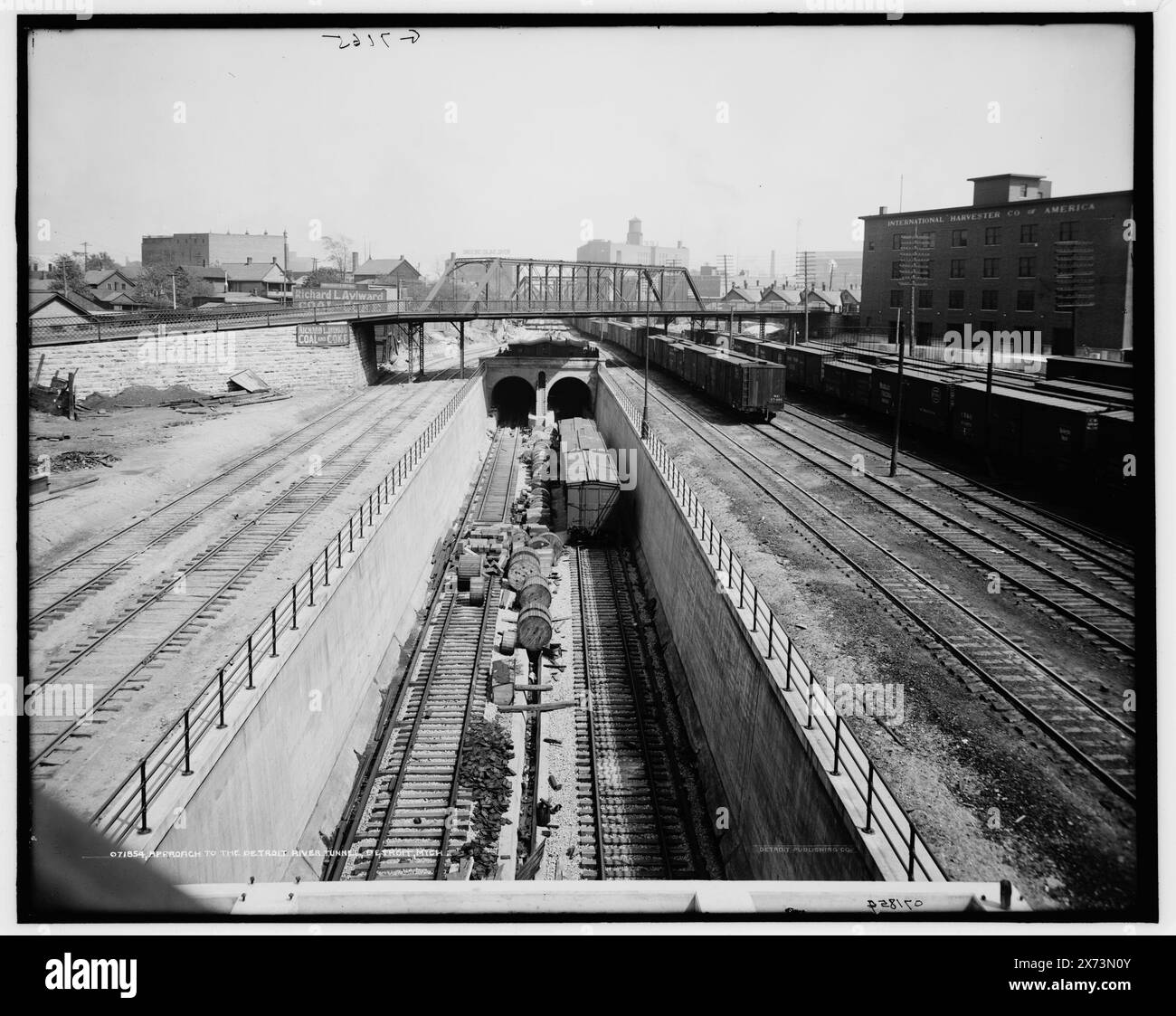 Approach to the Detroit River tunnel, Detroit, Michèle, pour Michigan Central Railroad Company., 'G 7165' sur négatif., Detroit Publishing Co. No. 071854., Gift ; State Historical Society of Colorado ; 1949, tunnels. , Chemins de fer. , États-Unis, Michigan, Detroit. Banque D'Images
