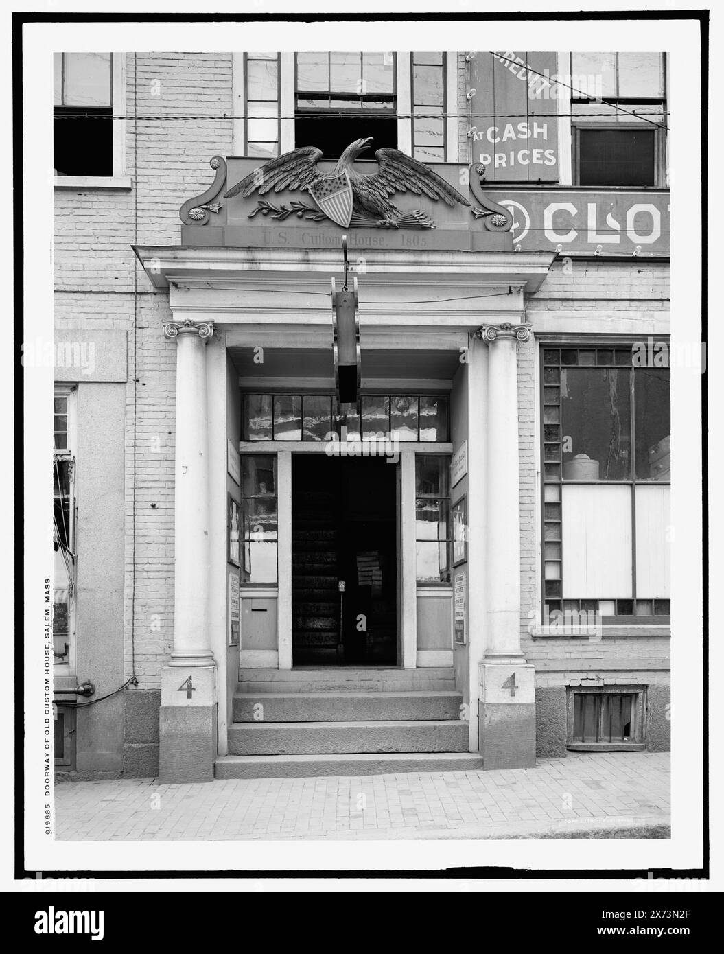 Porte de l'ancienne Custom House, Salem, Mass., Detroit Publishing Co. no. 019685., Gift ; State Historical Society of Colorado ; 1949, Customhouses. , Portes et embrasures. , États-Unis, Massachusetts, Salem. Banque D'Images