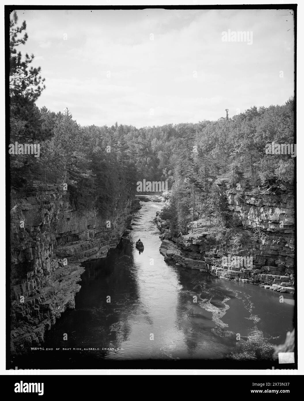 Fin de promenade en bateau, Ausable Chasm, N.Y., '2471' sur négatif., Detroit Publishing Co. no. 018096., Gift ; State Historical Society of Colorado ; 1949, Canyons. , Rivers. , États-Unis, New York (État), Ausable River. Banque D'Images