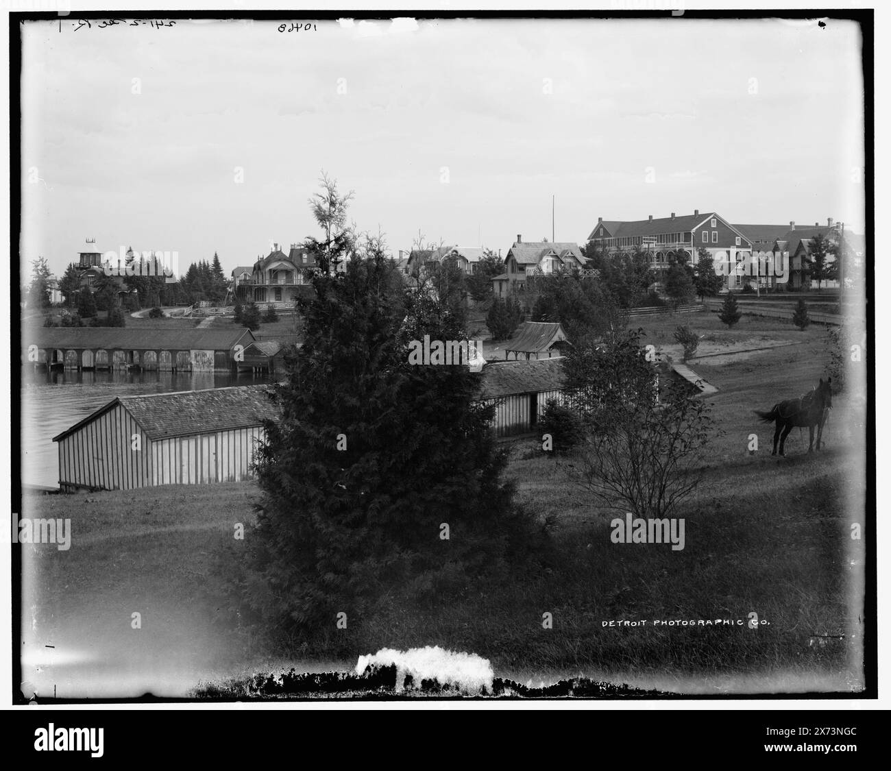 Entrée de Pine Lake, Charlevoix, Mich., les images du vidéodisque sont hors séquence ; l'ordre réel de gauche à droite est 1A-06096, 06095., date basée sur Detroit, catalogue J (1901)., '241-2 sec R' sur négatif., Detroit Publishing Co. No. 010468., Gift ; State Historical Society of Colorado ; 1949, Lakes & Ponds. , Embarcadères. , États-Unis, Michigan, Charlevoix. Banque D'Images