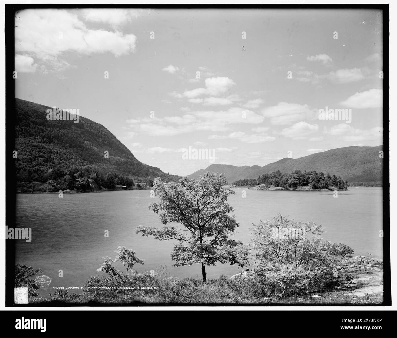 En regardant vers le sud depuis Hulett's, c'est-à-dire Huletts Landing, Lake George, New York, '3587' sur négatif., Detroit Publishing Co. no. 019835., Gift ; State Historical Society of Colorado ; 1949, Lakes & Ponds. , Montagnes. , États-Unis, New York (État), George, Lac. Banque D'Images