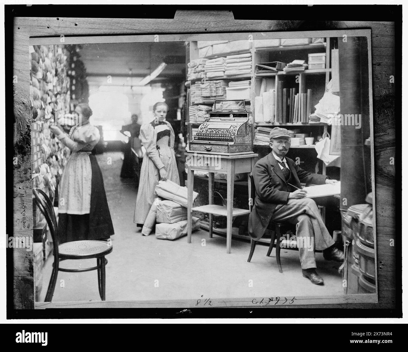Alez Kunz, Berne, Suisse, titre de la veste., 'Made Specially for the National Cash Register Company' sur la veste., '8' sur le négatif., Detroit Publishing Co. No. 043078., Gift ; State Historical Society of Colorado ; 1949, Dry Goods Stores. , Intérieurs. , Caisses enregistreuses. , Suisse, Berne. Banque D'Images