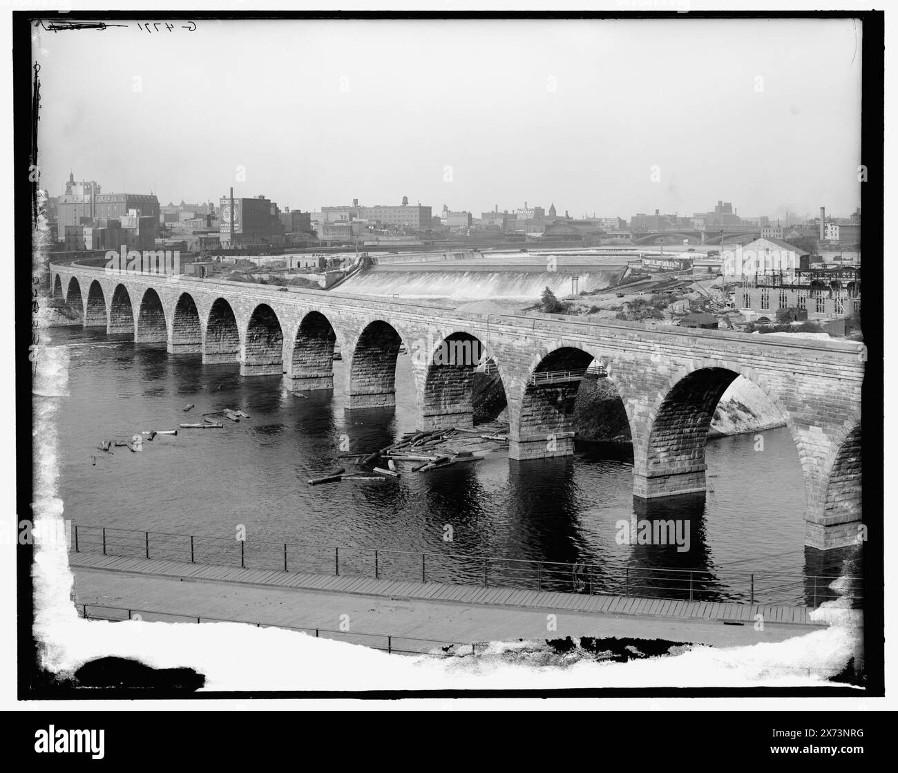 Anthony's Falls & Milling district, Minneapolis, Minn., titre from jacket., CF.NEGATIF D4-15582., 'g 4771' sur négatif., Detroit Publishing Co. no. 036332., Gift ; State Historical Society of Colorado ; 1949, Bridges. , Chutes d'eau. , Installations industrielles. , États-Unis, Minnesota, Minneapolis. Banque D'Images