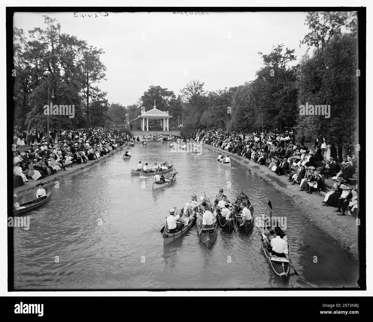 Grand canal, belle Isle Park, Detroit, Mich., les négatifs sont des variantes., titre tiré de la veste., 'G 6445' sur Un négatif ; 'G 6443 dup' sur Un négatif B., Detroit Publishing Co. no. 039247., Gift ; State Historical Society of Colorado ; 1949, Canals. , Canoës. , Parcs. , Concerts. , États-Unis, Michigan, Detroit. Banque D'Images