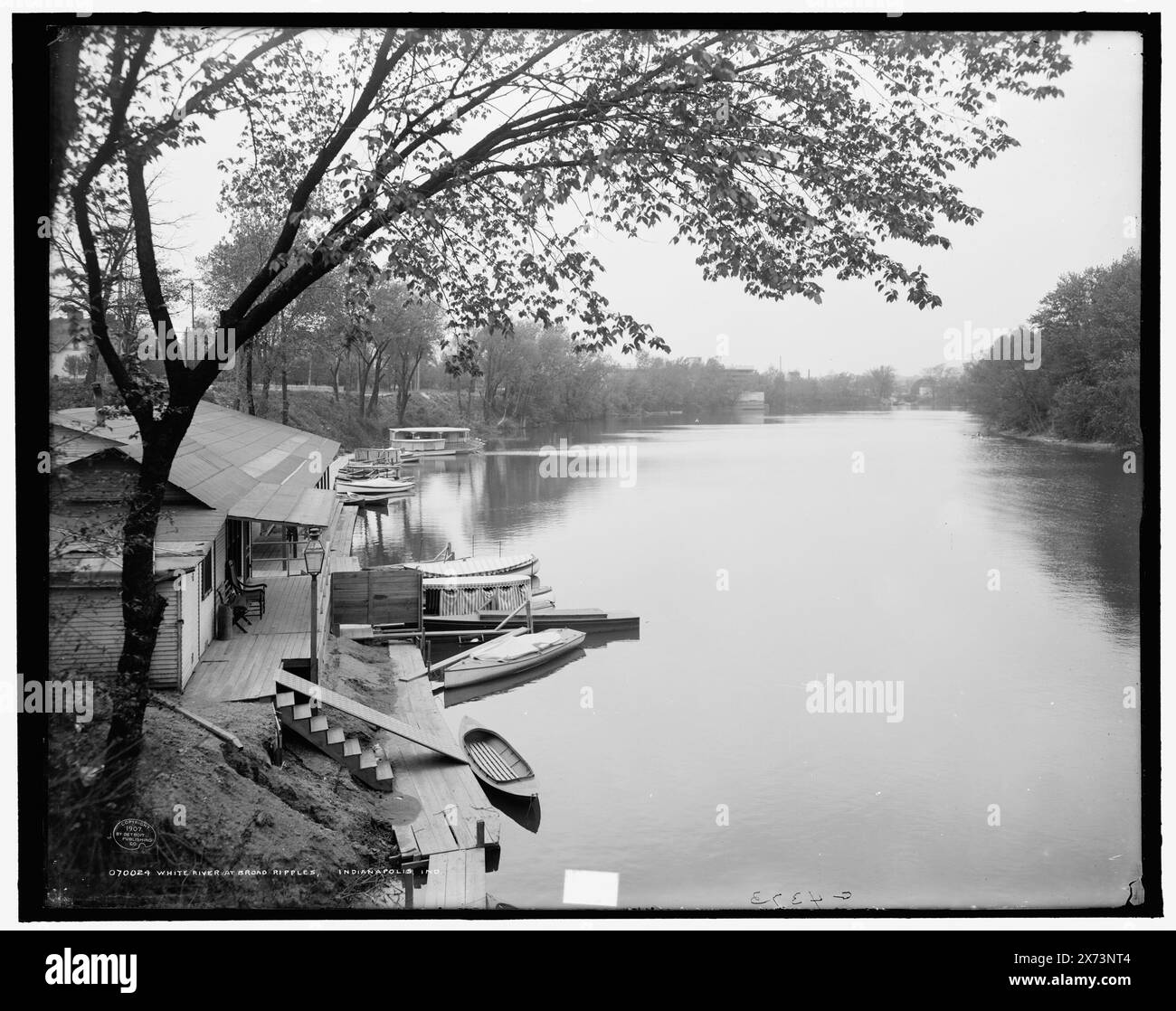 White River à Broad Ripples, Indianapolis, Ind, probablement Broad Ripple Park., 'G 4373' on Negative., Detroit Publishing Co. No. 070024., Gift ; State Historical Society of Colorado ; 1949, Rivers. , Embarcadères. , États-Unis, Indiana, Indianapolis. , États-Unis, Indiana, White River. Banque D'Images