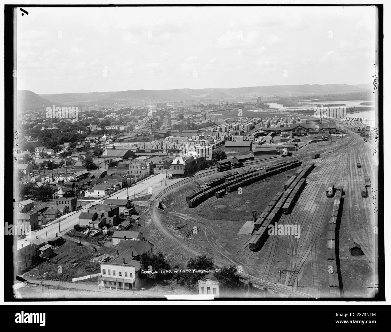 Valley of the Mississippi from Winona, Minn., les images du vidéodisque sont hors séquence ; l'ordre réel de gauche à droite est 1A-05800 (ou 05801), 04015, 04016, 05802., Title from Detroit, catalogue F (1899)., négatifs centraux D4-4501, D4-4502 répertoriés à Detroit, catalogue F (1899) comme Winona, à l'est du château d'eau ; Winona, au nord du château d'eau, respectivement., quatre négatifs forment un panorama avec une variante proche de la section gauche., négatif D4-4501 fissuré de gauche., '10046, 30,' '10046, 31, 10011,' '4502, 10046, 10047RC' et '10046, 4501, 34, 10047 R' sur négatifs., Detroit Publishing Co. nos. 0450 Banque D'Images