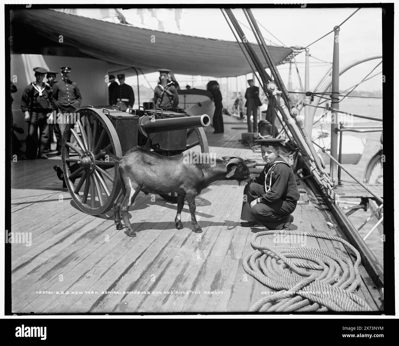 U.S.S. New York, fils de l'amiral Sampson et 'Pitch' la mascotte, 'Detroit Photographic Co.' sur négatif., Detroit Publishing Co. 020761., Gift ; State Historical Society of Colorado ; 1949, New York (Cruiser), États-Unis., Navy. , Cruisers (navires de guerre), américain. , Chèvres. , Mascottes. Banque D'Images
