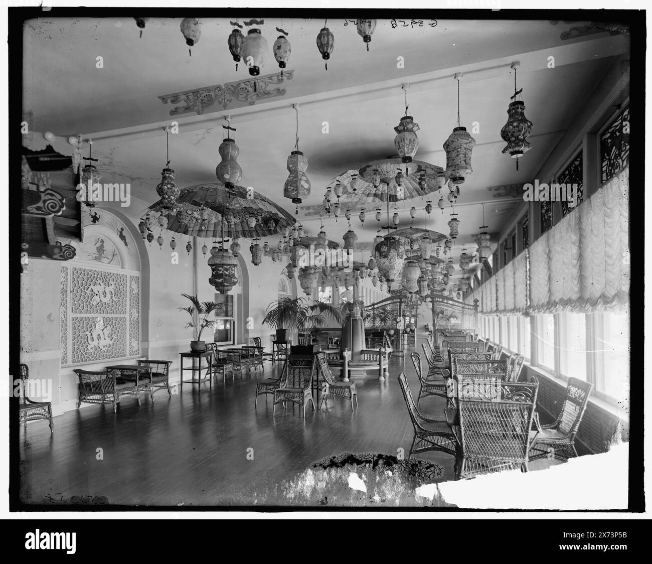 Salon de soleil japonais, Hot Springs, va, titre de veste., probablement The Homestead., 'g 8956' sur négatif., Detroit Publishing Co. no. 500581., Gift ; State Historical Society of Colorado ; 1949, Sunspaces. , Hôtels. , Lanternes. , Resorts. , États-Unis, Virginie, Hot Springs. Banque D'Images