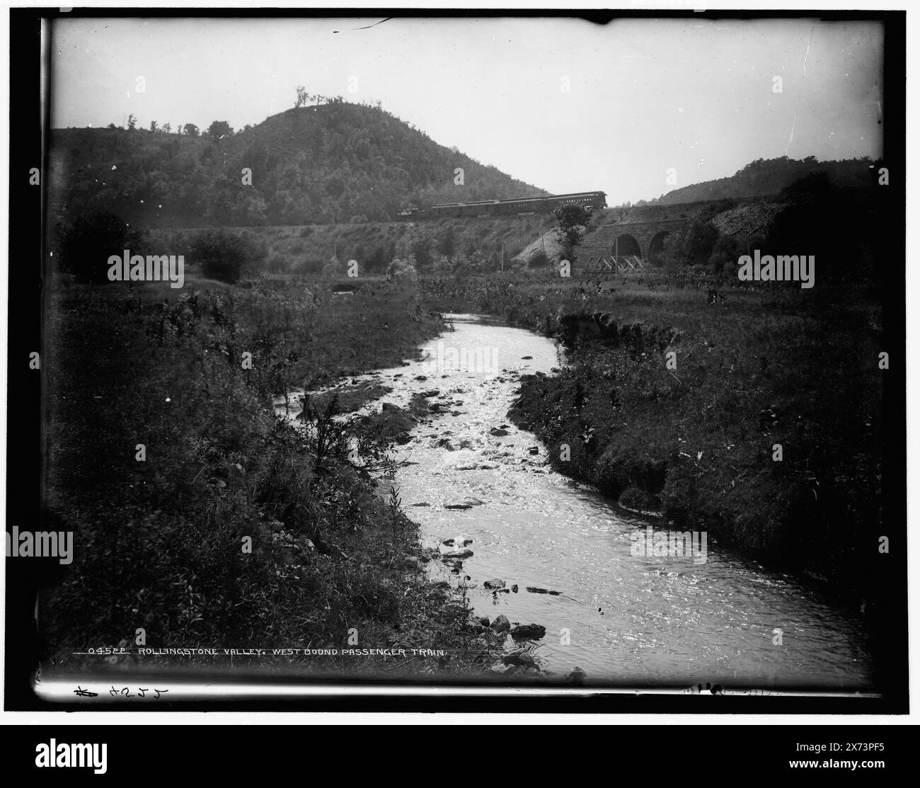 Rolling Stone Valley, train de voyageurs en direction ouest, date basée sur Detroit, catalogue F (1899)., Detroit Publishing Co. No. 04522., Gift ; State Historical Society of Colorado ; 1949, Valleys. , Chemins de fer. , Rivers. , États-Unis, Minnesota, Rolling Stone Valley. Banque D'Images
