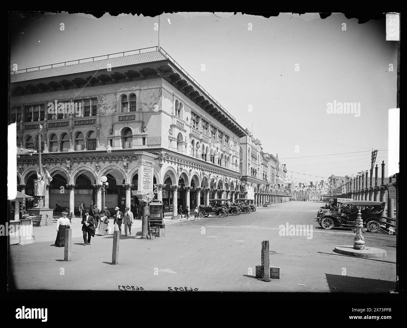 Hotel : Mark and Street, Venice, Calif., titre conçu par Cataloger., 'Hotel satisfait Mark' (maintenant Windward) à gauche., '4533' sur négatif., Detroit Publishing Co. no. 068093., Gift ; State Historical Society of Colorado ; 1949, Hôtels. , Rues. , États-Unis, Californie, Los Angeles. Banque D'Images