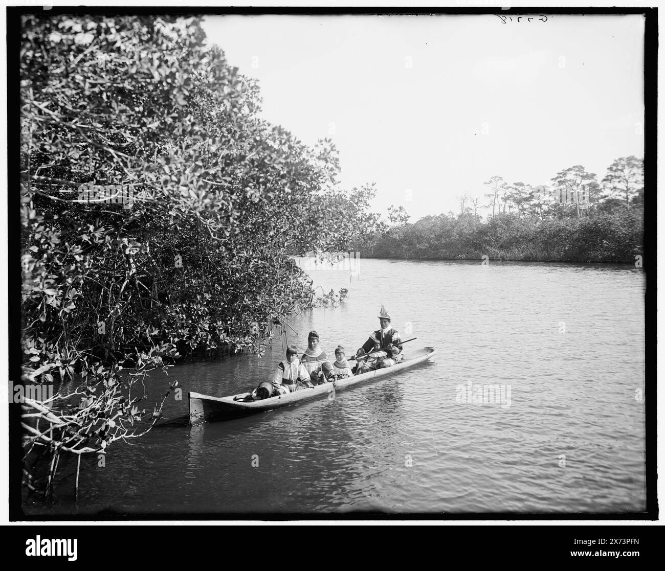 Seminole Indien et sa famille, en canoë creusé, Miami, Fla., titre de veste., 'g 7718' sur négatif., Detroit Publishing Co. no. 500059., Gift ; State Historical Society of Colorado ; 1949, Seminole Indians. , Indiens d'Amérique du Nord, vie domestique. , Canoës. , Rivers. , Familles. , États-Unis, Floride, Miami. Banque D'Images