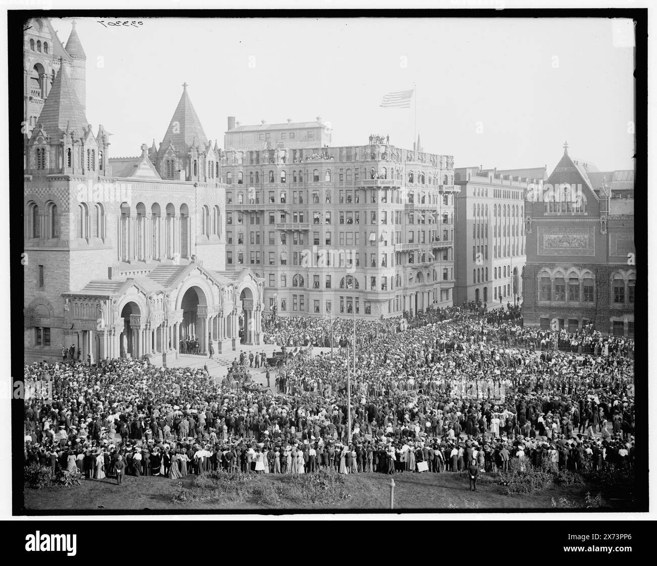 Officiels entrant dans l'église de la Trinité (Copley Square), Boston, Mass., titre de la veste., partie de la cérémonie d'accueil des honorables de Londres ; CFD négatif D4-16710., '1617' sur négatif., Detroit Publishing Co. no. 033307., Gift ; State Historical Society of Colorado ; 1949, rites & Ceremonies. , Églises anglicanes. , Foules. , Plazas. , États-Unis, Massachusetts, Boston. Banque D'Images