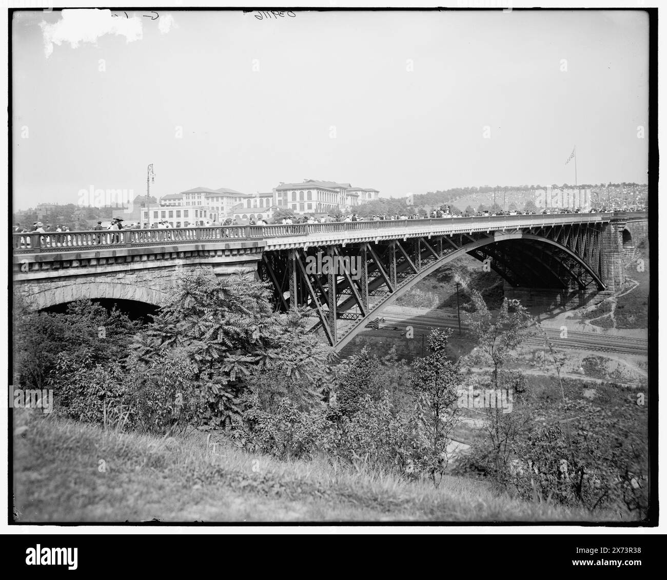 Schenley Park (Panther Hollow) Bridge and the 'Tick' (Carnegie-Mellon University), Pittsburgh, Pa., titre from jacket., 'G [, .]» Sur négatif., Detroit Publishing Co. No. 039116., Gift ; State Historical Society of Colorado ; 1949, Parks. , Ponts. , Universités et collèges. , Installations éducatives. , États-Unis, Pennsylvanie, Pittsburgh. Banque D'Images