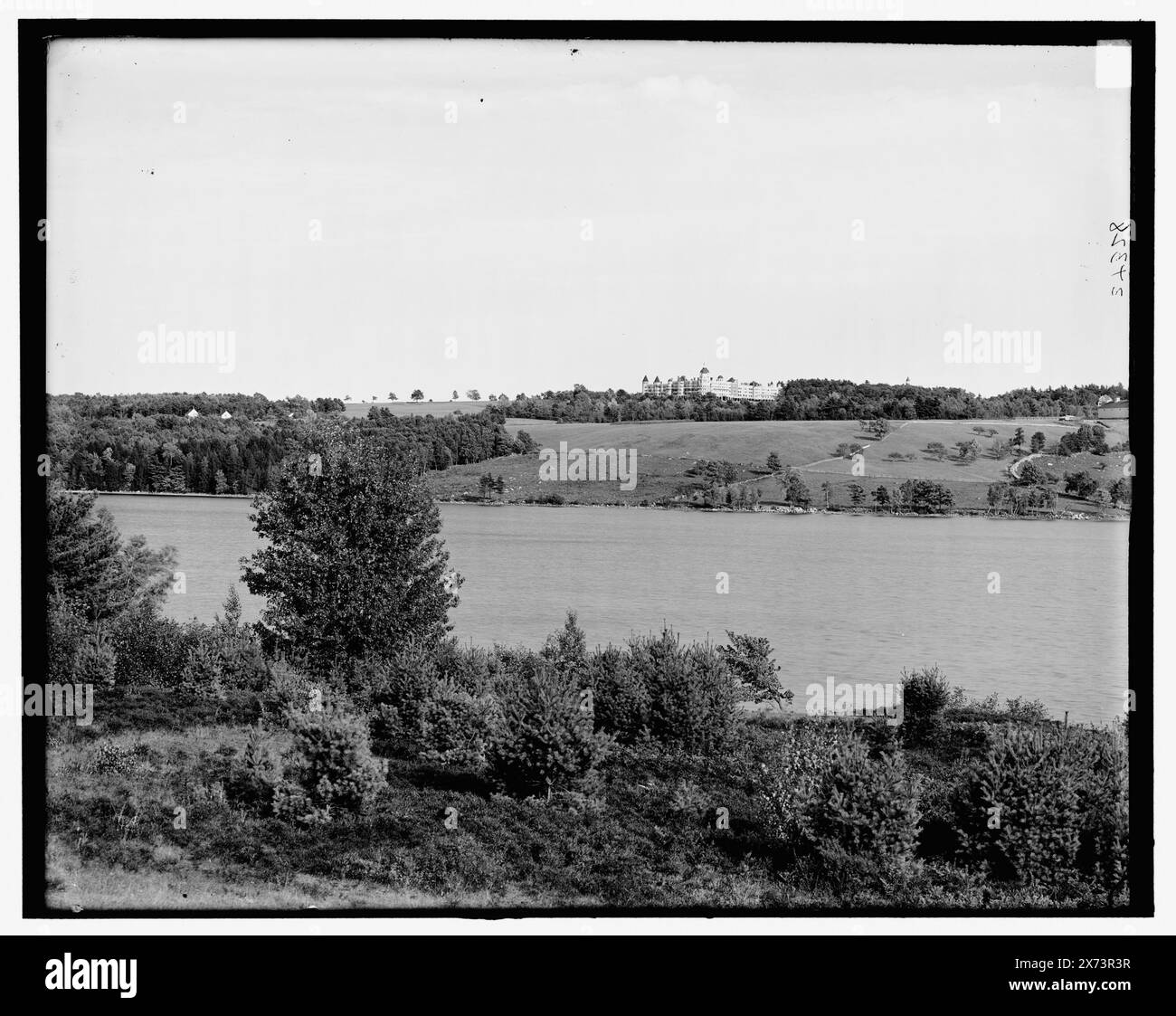 Poland Spring House de l'autre côté du lac, Poland Spring, Me., titre de la veste., 'G 2925 A' sur négatif., Detroit Publishing Co. no. 034328., Gift ; State Historical Society of Colorado ; 1949, Hôtels. , Lacs et étangs. , États-Unis, Maine, Pologne Spring. Banque D'Images
