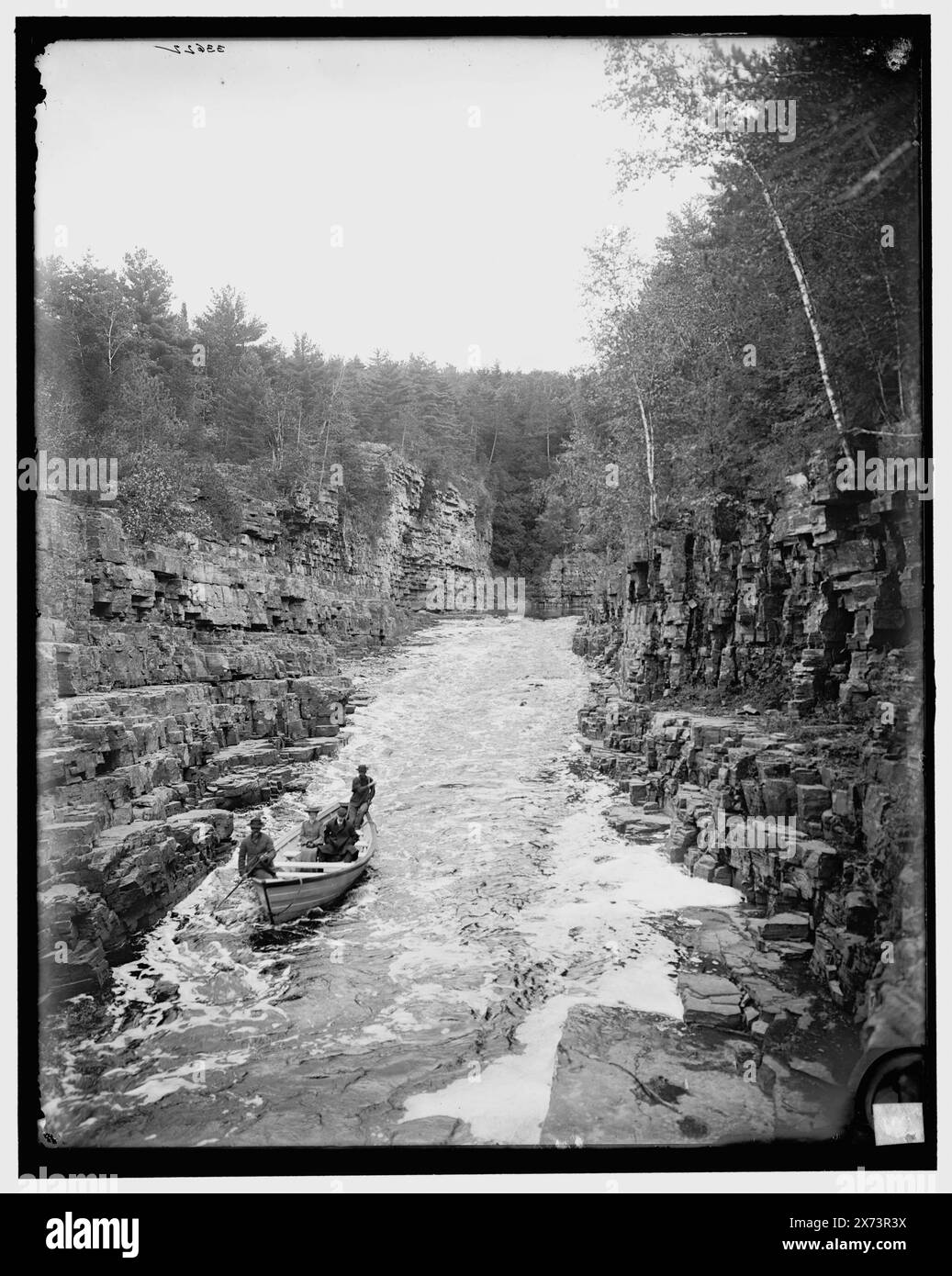 Running the Rapids, High Water, Ausable Chasm, N.Y., titre de la veste., '2469' sur négatif., Detroit Publishing Co. no. 033622., Gift ; State Historical Society of Colorado ; 1949, Rapids. , Canoës. , Canyons. , États-Unis, New York (État), Ausable River. Banque D'Images