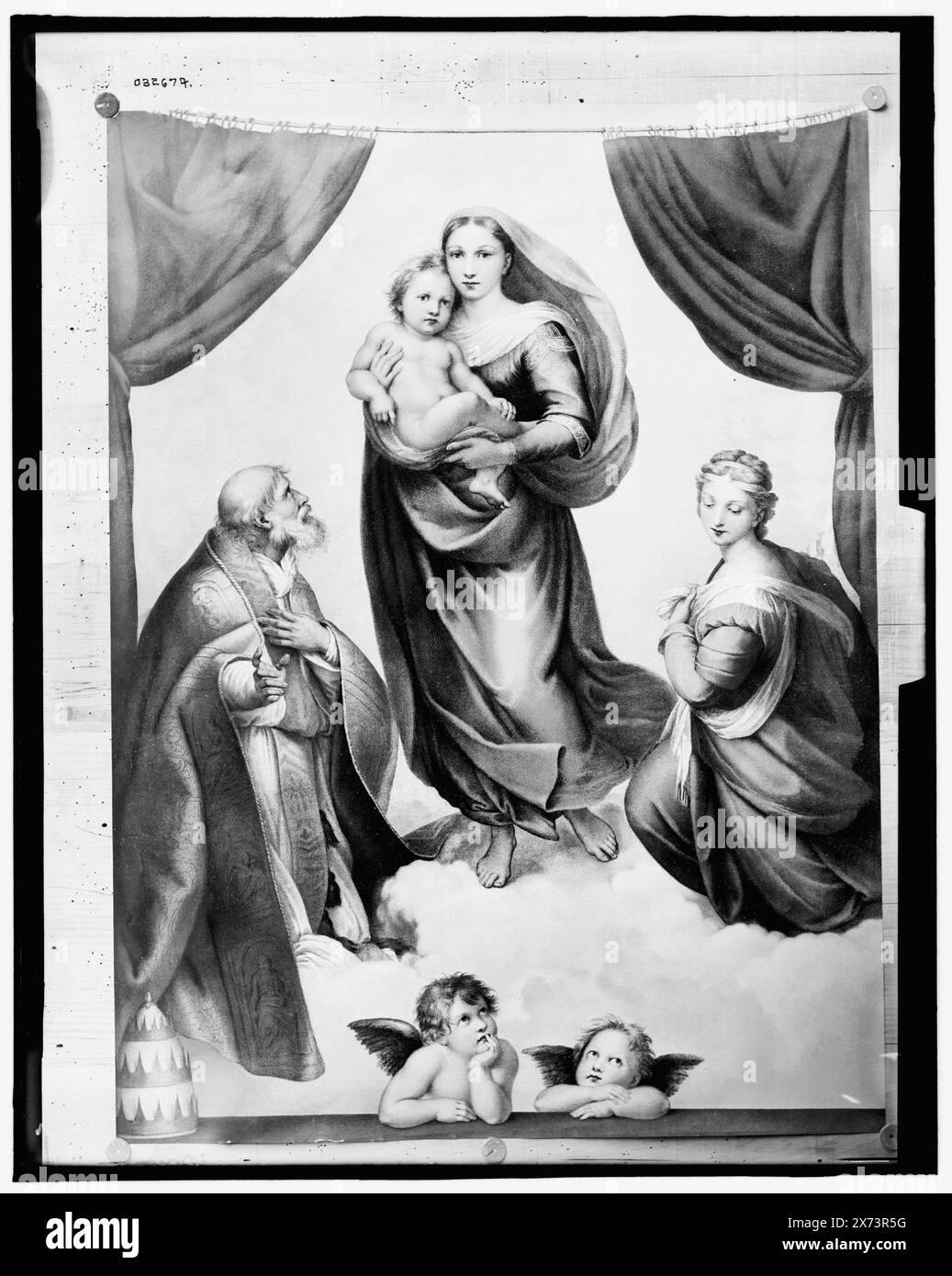 Sixtine Madonna, titre et date de Detroit, Thistle Publications (1912)., photographie d'un tableau dans la Chapelle Sixtine., Detroit Publishing Co. No. 032674., Gift ; State Historical Society of Colorado ; 1949, Mary,, Blessed Virgin, Saint. , Jésus-Christ. , Mères et enfants, , Anges. Banque D'Images