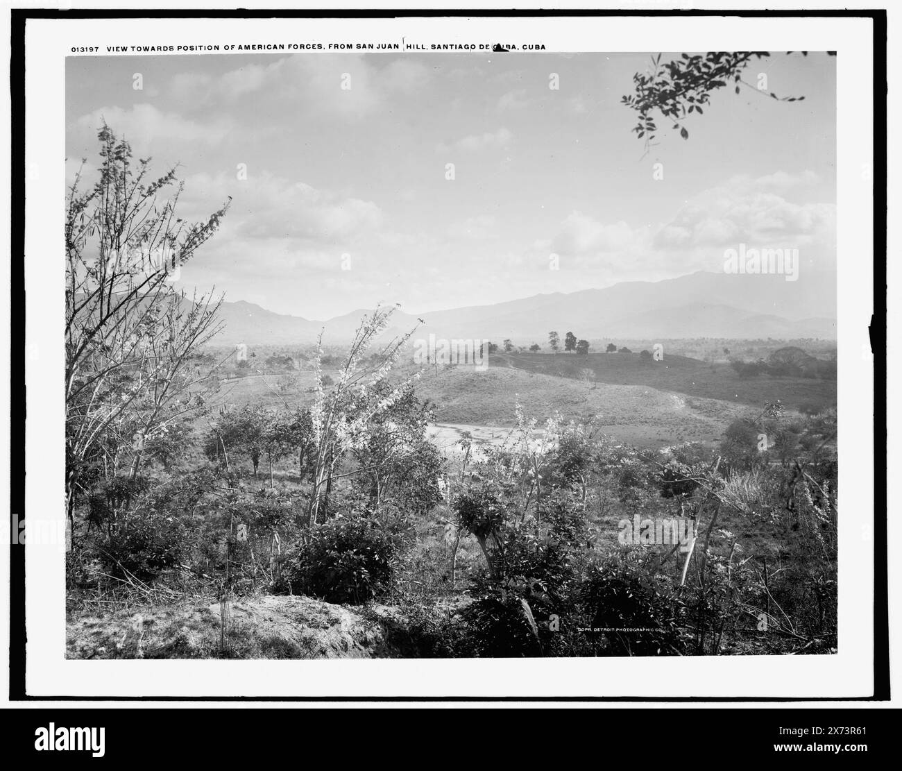 Vue vers la position des forces américaines depuis San Juan Hill, Santiago de Cuba, Cuba, Detroit Publishing Co. No. 013197., Gift ; State Historical Society of Colorado ; 1949, Battlefields. , San Juan Hill, bataille de, Cuba, 1898. , Cuba, Santiago de Cuba. Banque D'Images