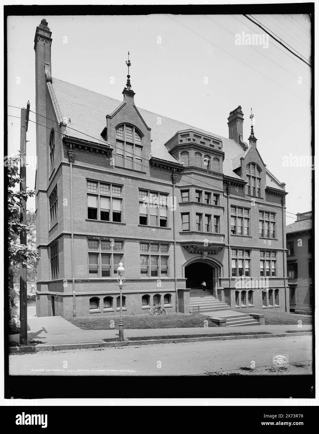 Pembroke Hall, Brown University, Providence, R.I., Detroit Publishing Co. No. 019696., Gift ; State Historical Society of Colorado ; 1949, universités et collèges. , Installations éducatives. , États-Unis, Rhode Island, Providence. Banque D'Images