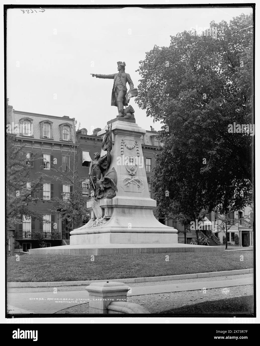 Statue de Rochambeau, Lafayette Park i.e. Square, Washington, DC, date basée sur Detroit, catalogue P (1906)., négatif cassé en haut., 'G 1688' sur négatif., Detroit Publishing Co. No. 017452., Gift ; State Historical Society of Colorado ; 1949, Rochambeau, Jean Baptiste Donatien de Vimeur, Comte de,, 1725-1807. , Sculpture. , Parcs. , États-Unis, District of Columbia, Washington (D.C.) Banque D'Images