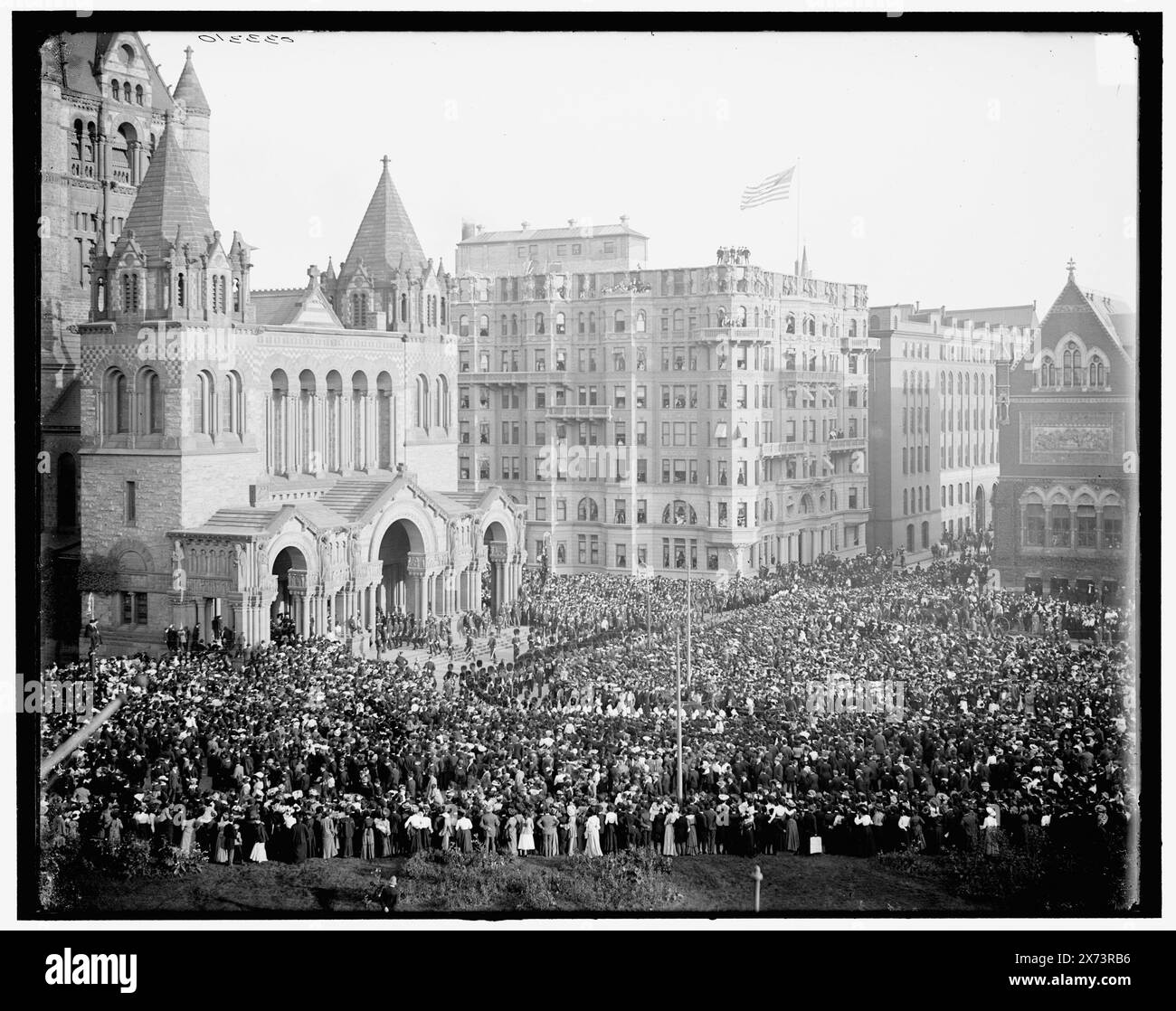 Boston, Mass., Londres Honorables entrant dans l'église de Trinity, titre de veste., '1621' sur négatif., similaire à D4-16711., Detroit Publishing Co. No. 033310., Copley Square., cadeau ; State Historical Society of Colorado ; 1949, Trinity Church (Boston, Mass.), noblesse. , Églises. , Plazas. , Foules. , Rites et cérémonies. , États-Unis, Massachusetts, Boston. Banque D'Images