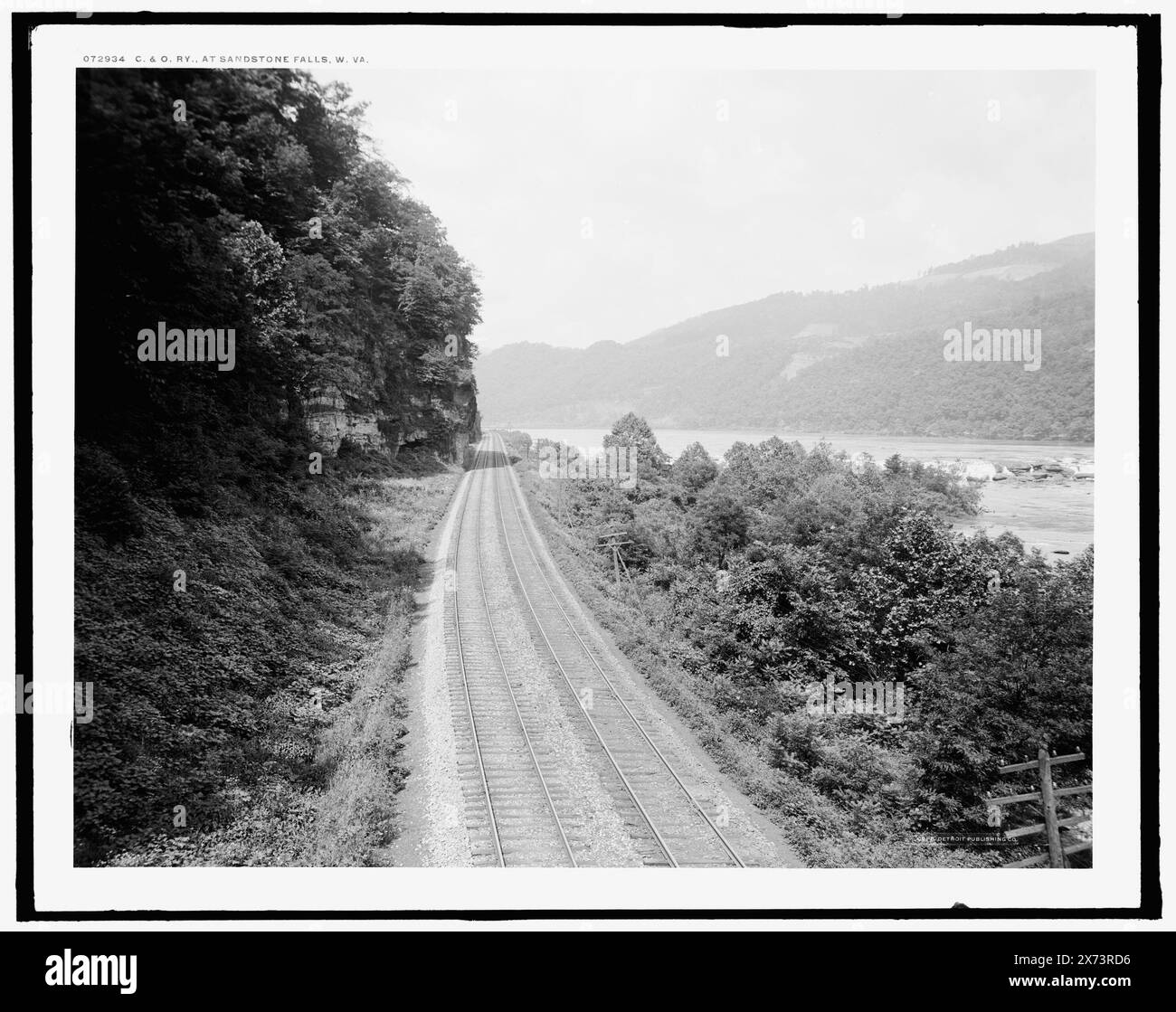 C. & O. Ry. C'est-à-dire Chesapeake and Ohio Railway à Sandstone Falls, W. Va., 'G 8896' sur négatif., Detroit Publishing Co. no. 072934., Gift ; State Historical Society of Colorado ; 1949, Railroad Tracks. , Rivers. , États-Unis, Virginie-occidentale, New River. Banque D'Images