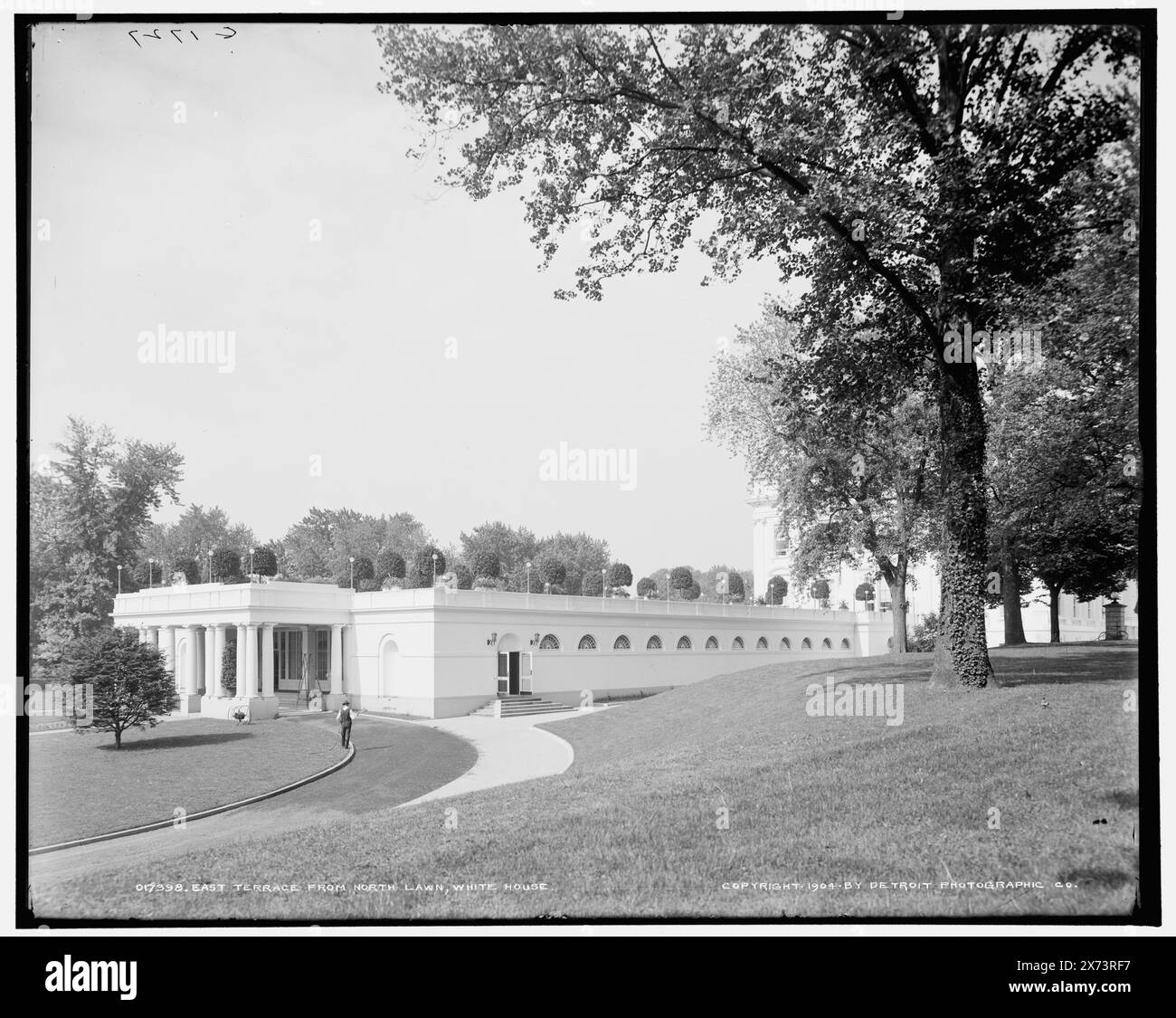 Terrasse est de pelouse nord, Maison Blanche, 'G 1727' sur négatif., Detroit Publishing Co. No. 017398., Gift ; State Historical Society of Colorado ; 1949, White House (Washington, D.C.), Official Residences. , États-Unis, District of Columbia, Washington (D.C.) Banque D'Images Terrasse est de pelouse nord, Maison Blanche, 'G 1727' sur négatif., Detroit Publishing Co. No. 017398., Gift ; State Historical Society of Colorado ; 1949, White House (Washington, D.C.), Official Residences. , États-Unis, District of Columbia, Washington (D.C.) Banque D'Images