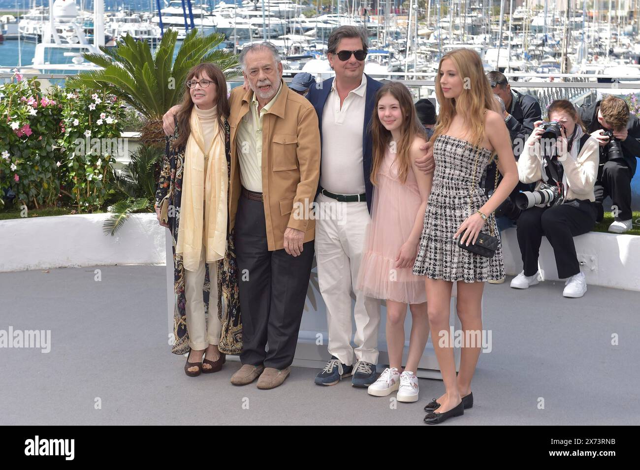 Cannes, France. 17 mai 2024. CANNES, FRANCE - 17 MAI : Talia Shire, réalisateur Francis Ford Coppola, Roman Coppola, Cosima mars, Romy Croquet assiste à la conférence photo 'Megalopolis' au 77e Festival annuel de Cannes au Palais des Festivals le 17 mai 2024 à Cannes, France. Crédit : dpa/Alamy Live News Banque D'Images