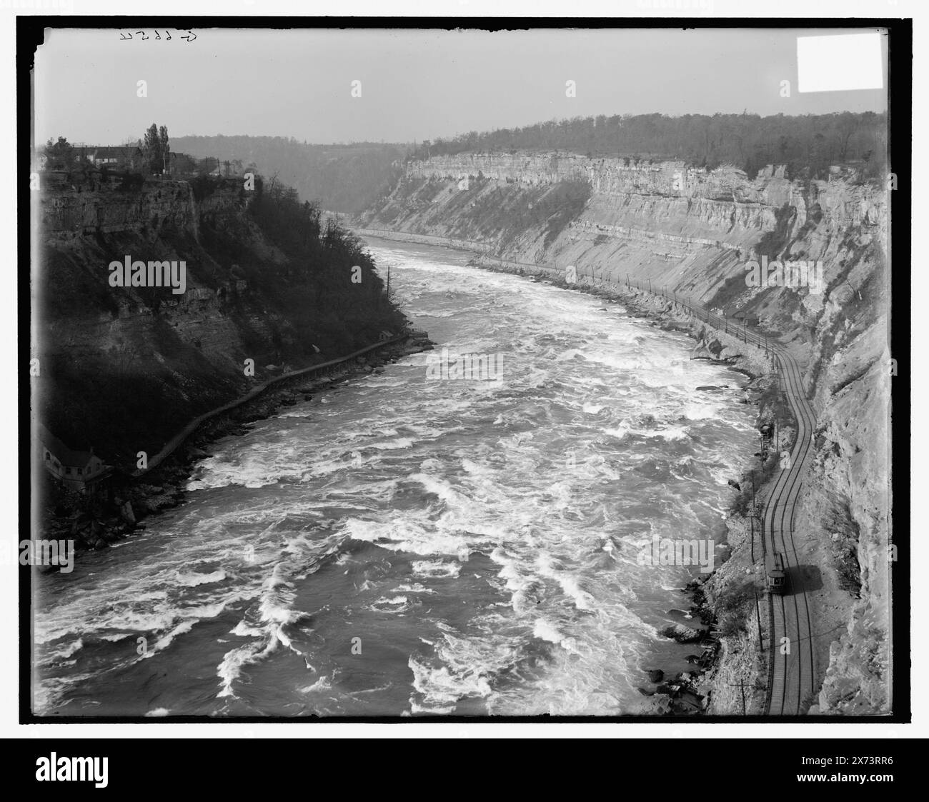 Whirlpool Rapids from Niagara Railway SuspensionBridge, Niagara Falls, New York, titre tiré de la veste., peut-être de Whirlpool Rapids Bridge à la place., 'G 6654' et 'extra' sur négatif., Detroit Publishing Co. 039446., Gift ; State Historical Society of Colorado ; 1949, Rapids. , Canyons. , États-Unis, New York (État), Niagara River. , Canada, Ontario, rivière Niagara. Banque D'Images