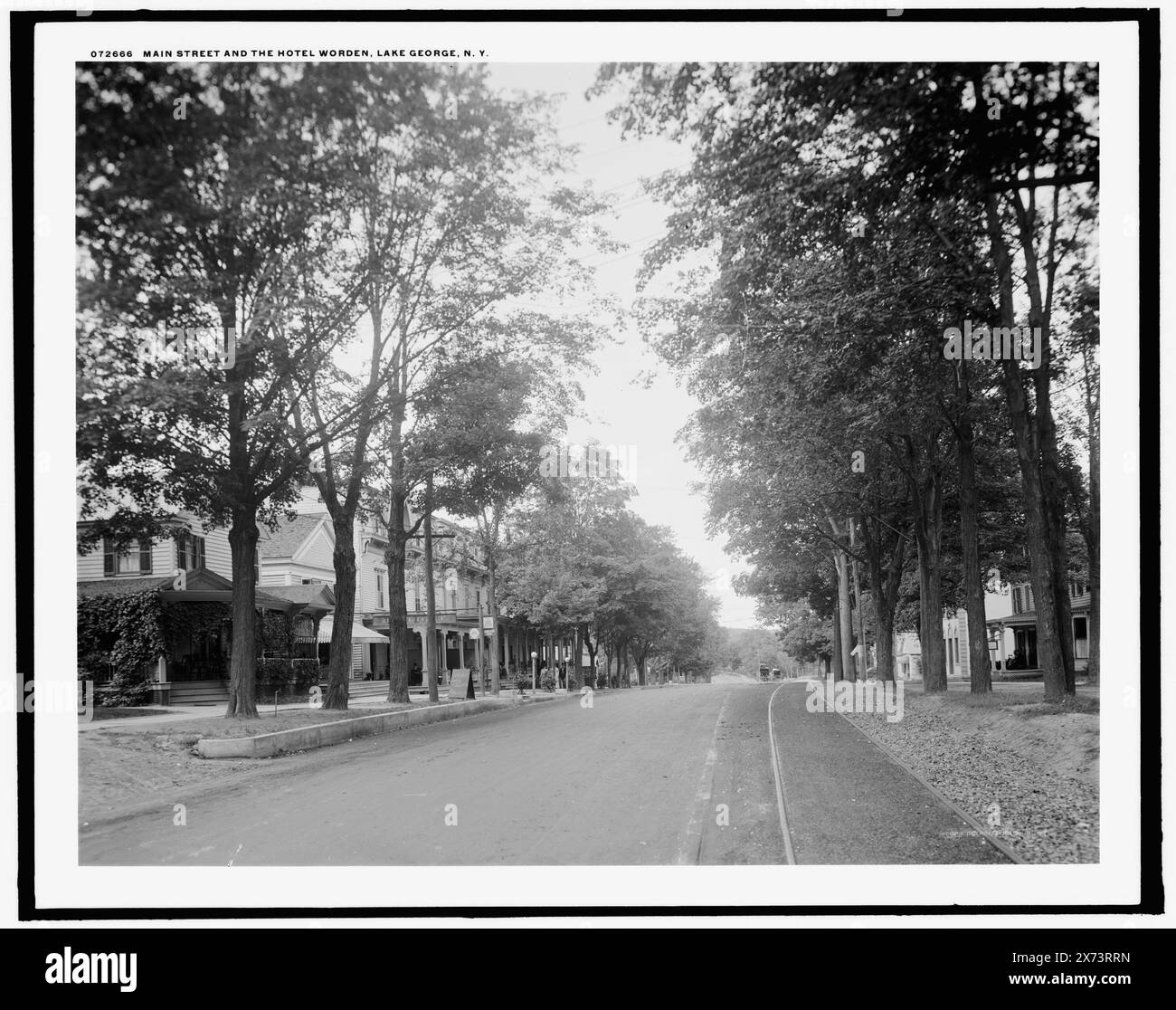 Main Street et l'hôtel Worden, Lake George, New York, Detroit Publishing Co. no. 072666., Gift ; State Historical Society of Colorado ; 1949, Hôtels. , Rues. , États-Unis, New York (État), Lake George. Banque D'Images