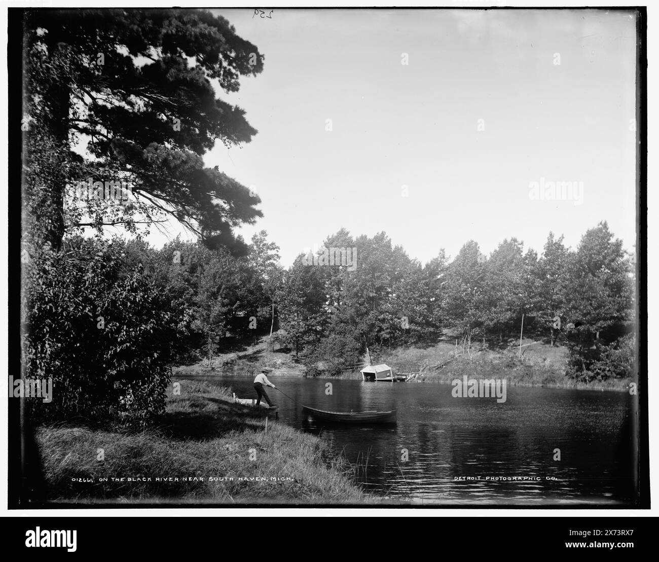 Sur la rivière Black près de South Haven, Mich., date basée sur Detroit, catalogue J (1901)., '259' sur négatif., Detroit Publishing Co. No. 012661., Gift ; State Historical Society of Colorado ; 1949, Canoes. , Front de mer. , États-Unis, Michigan, South Haven. , États-Unis, Michigan, Black River. Banque D'Images