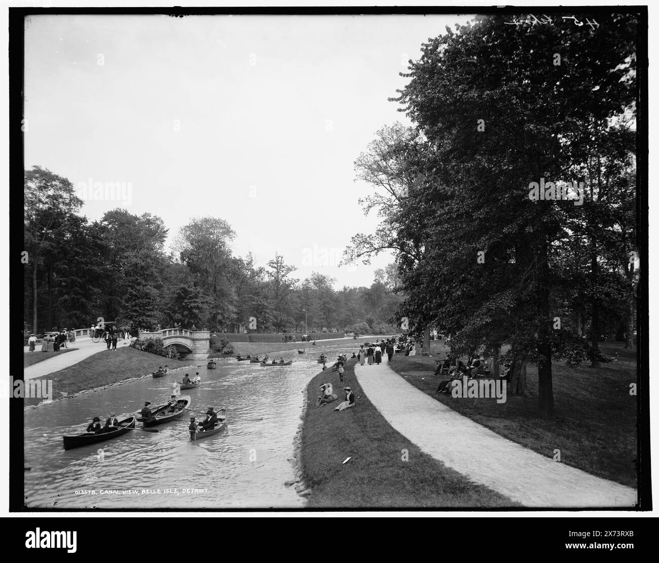 Canal view, belle Isle Park, Detroit, date basée sur Detroit, catalogue J Supplément (1901-1906)., '45 Glover' sur négatif., Detroit Publishing Co. No. 013578., Gift ; State Historical Society of Colorado ; 1949, Canals. , Parcs. , Canoës. , Ponts. , États-Unis, Michigan, Detroit. Banque D'Images