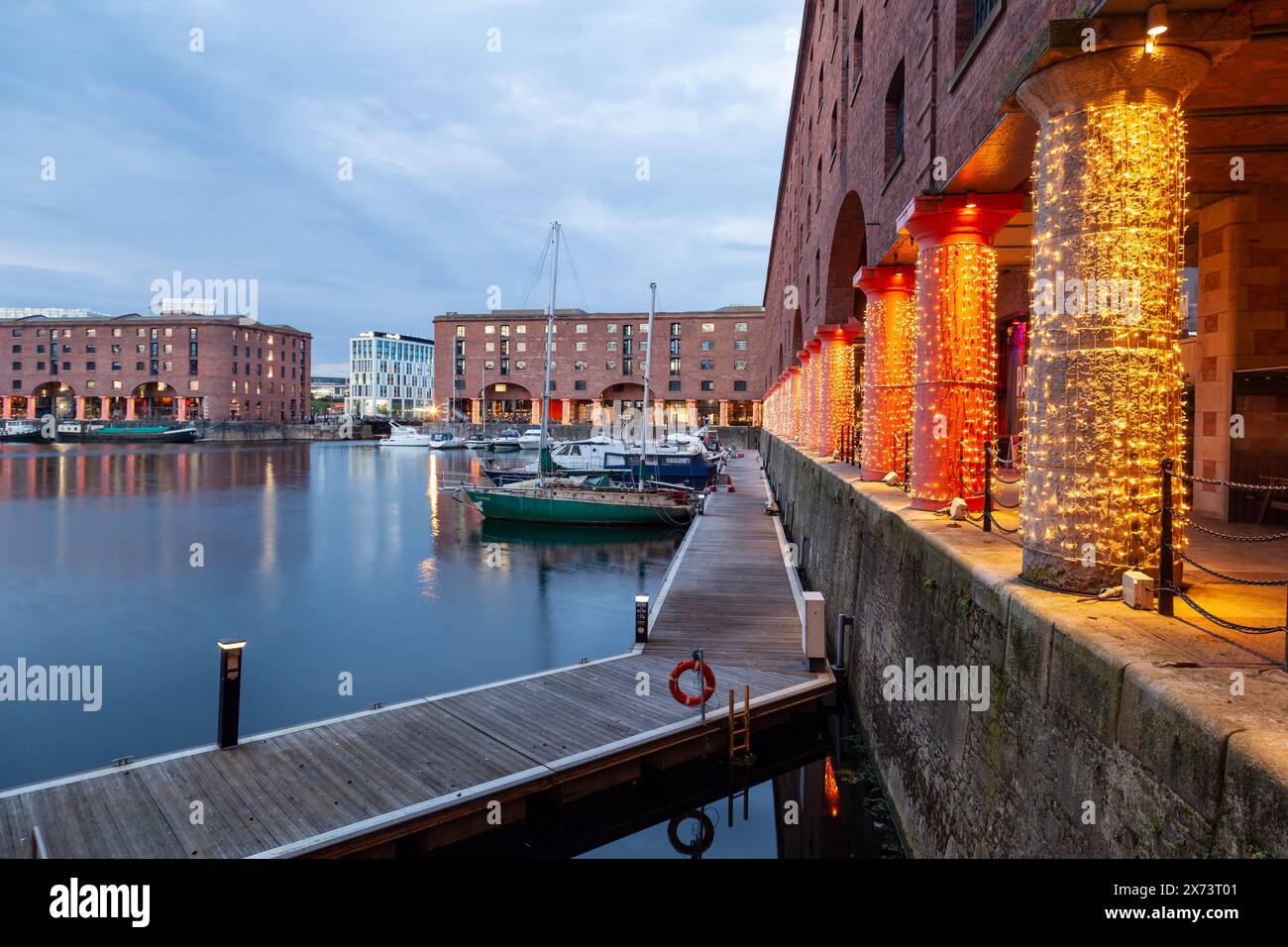 La nuit tombe au Royal Albert Dock à Liverpool. Banque D'Images