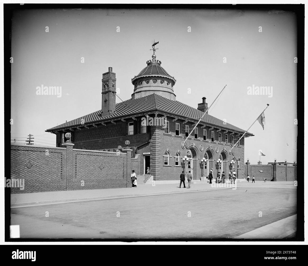 State Bath House, Revere Beach, Mass., titre de veste., '2836' sur négatif., Detroit Publishing Co. no. 034080., Gift ; State Historical Society of Colorado ; 1949, bains publics. , États-Unis, Massachusetts, Revere. Banque D'Images