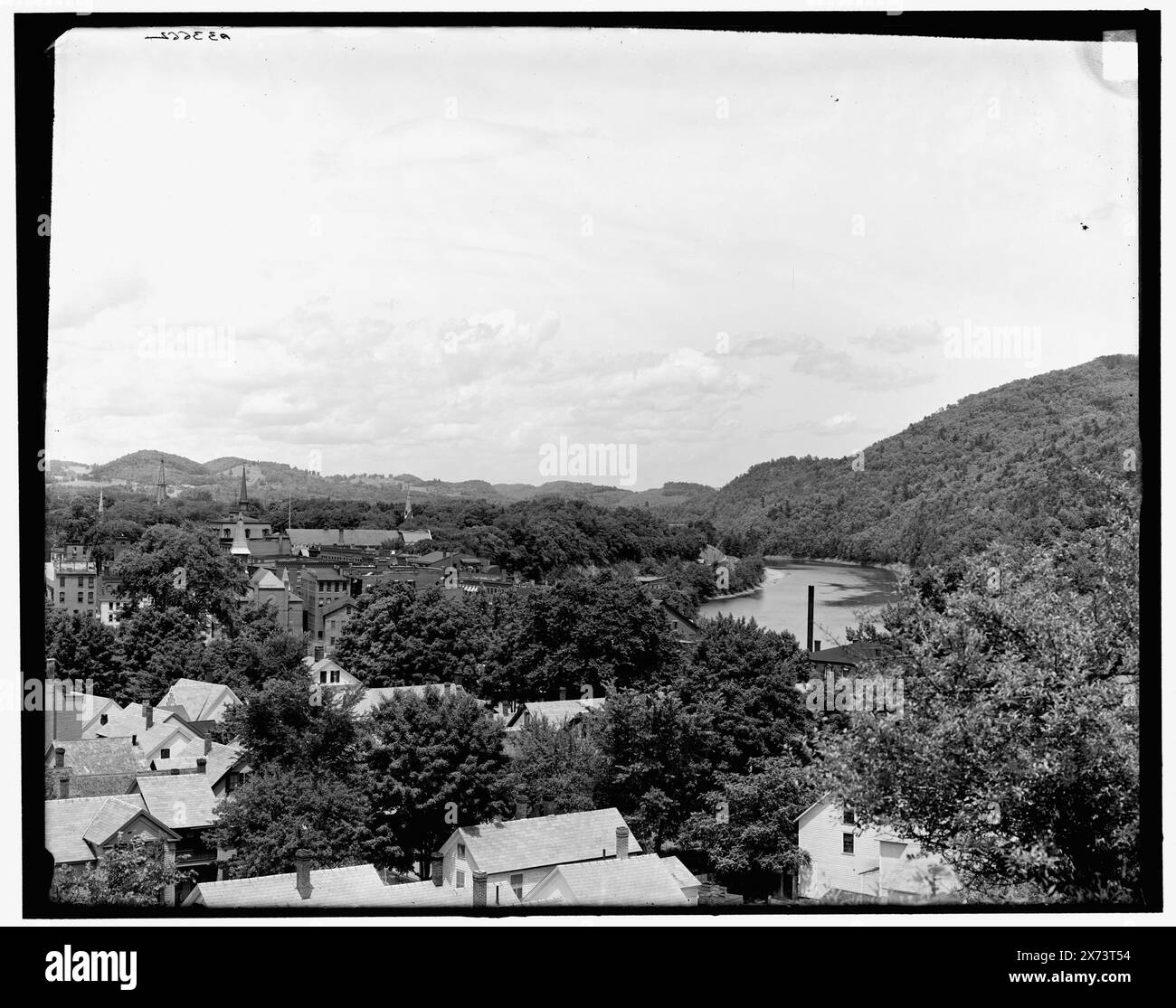 Vue du sud, Brattleboro, Vt., titre de la veste., '2275' sur négatif., Detroit Publishing Co. no. 033662., Gift ; State Historical Society of Colorado ; 1949, Rivers. , États-Unis, Vermont, Brattleboro. , États-Unis, Connecticut River. Banque D'Images