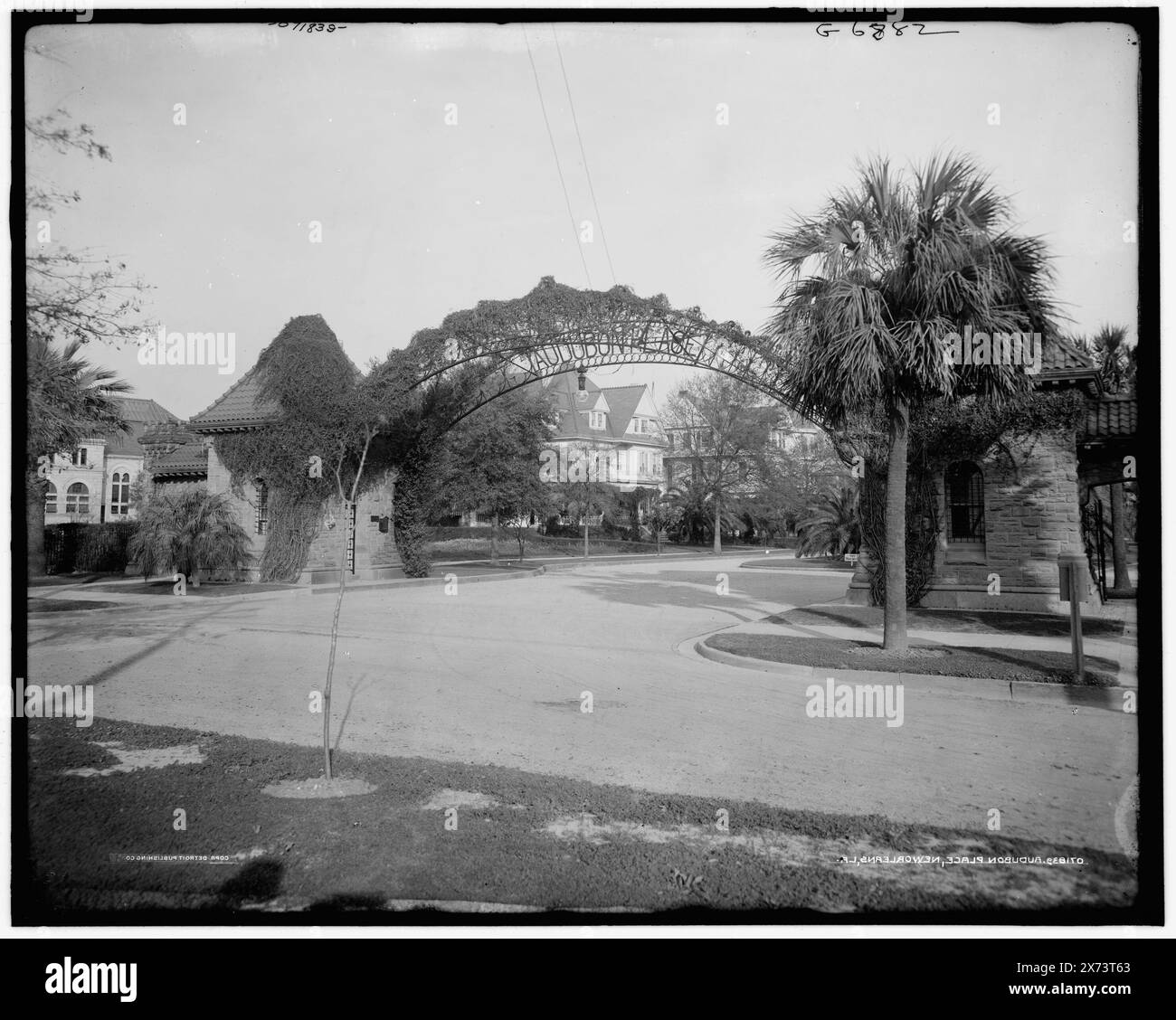 Audubon place, Nouvelle-Orléans, La., 'G 6882' sur négatif., Detroit Publishing Co. No. 071839., Gift ; State Historical Society of Colorado ; 1949, Residential Streets. , Gates. , États-Unis, Louisiane, Nouvelle-Orléans. Banque D'Images