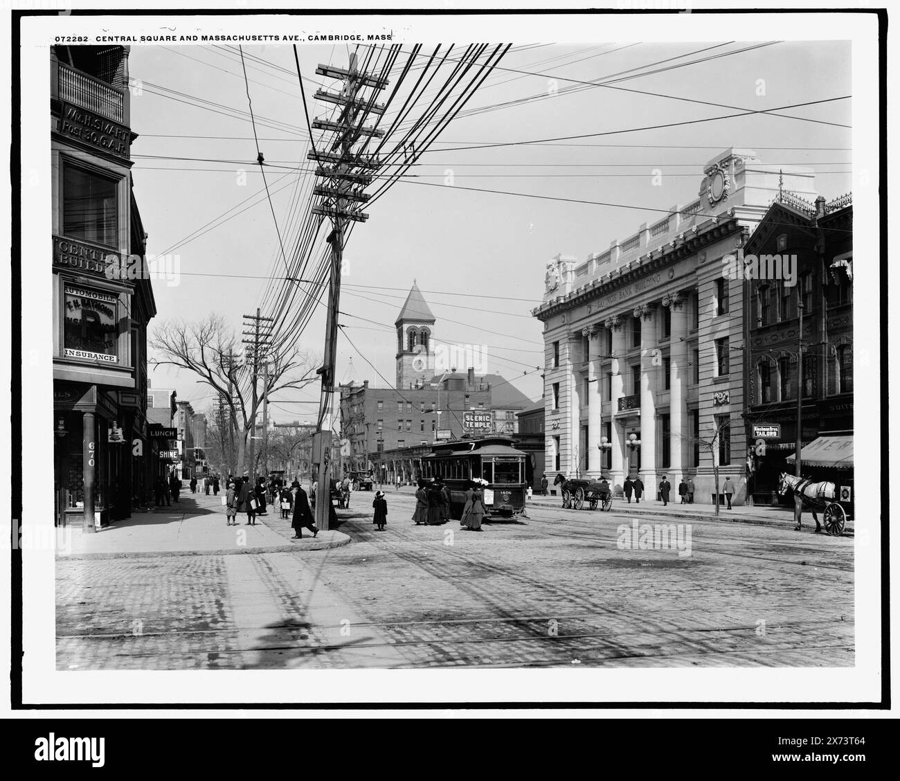 Central Square et Massachusetts Ave. Avenue, Cambridge, Mass., 'Savings Bank Building' sur le bâtiment à droite., Detroit Publishing Co. No. 072282., Gift ; State Historical Society of Colorado ; 1949, Streets. , Chemins de fer de rue. , Installations commerciales. , États-Unis, Massachusetts, Cambridge. Banque D'Images