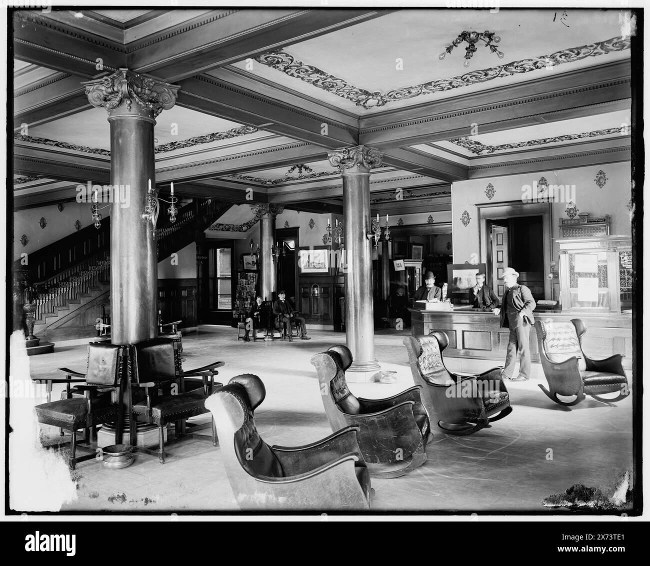 Lobby de Harrington Hotel, Port Huron, Mich., titre de la veste., '31' sur négatif., Detroit Publishing Co. no. 042567., Gift ; State Historical Society of Colorado ; 1949, Hôtels. , Lobbies. , Chaises à bascule. , États-Unis, Michigan, Port Huron. Banque D'Images