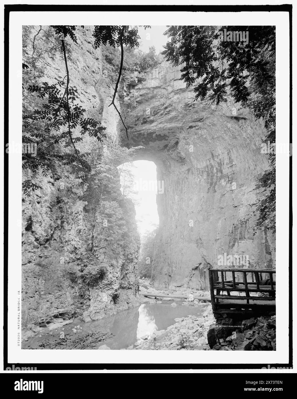 Natural Bridge, Virginie, Detroit Publishing Co. No. 072926., Gift ; State Historical Society of Colorado ; 1949, Rivers. , Formations rocheuses. , États-Unis, Virginie, Natural Bridge (Village) Banque D'Images