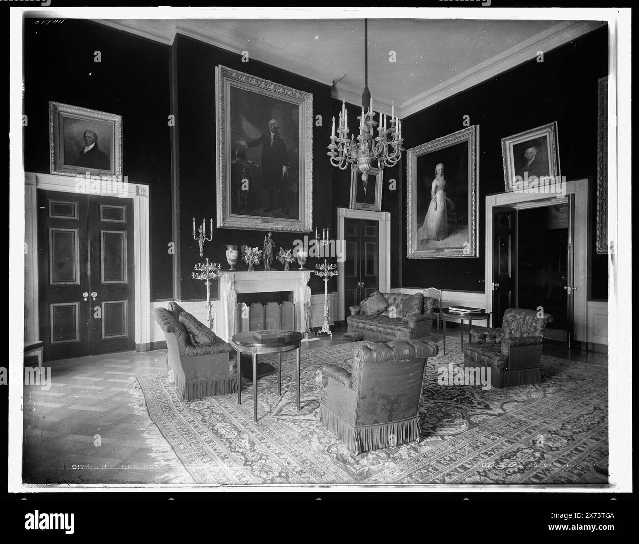 The Red Room, Maison Blanche, 'G 1637' sur la transparence., Detroit Publishing Co. No. 017411., Gift ; State Historical Society of Colorado ; 1949, White House (Washington, D.C.), Red Room. , Salons. , Résidences officielles. , États-Unis, District of Columbia, Washington (D.C.) Banque D'Images The Red Room, Maison Blanche, 'G 1637' sur la transparence., Detroit Publishing Co. No. 017411., Gift ; State Historical Society of Colorado ; 1949, White House (Washington, D.C.), Red Room. , Salons. , Résidences officielles. , États-Unis, District of Columbia, Washington (D.C.) Banque D'Images