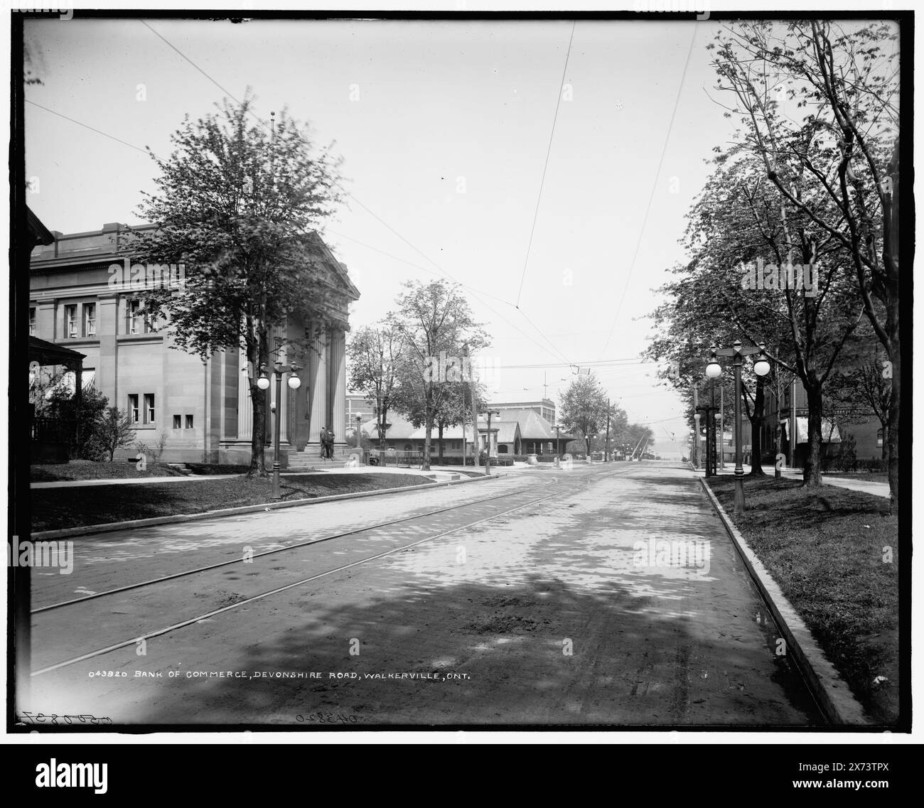 Bank of commerce, Devonshire Road, Walkerville, Ontario, Detroit Publishing Co. 043820., Gift ; State Historical Society of Colorado ; 1949, Banks. , Rues. , Canada, Ontario, Windsor. Banque D'Images