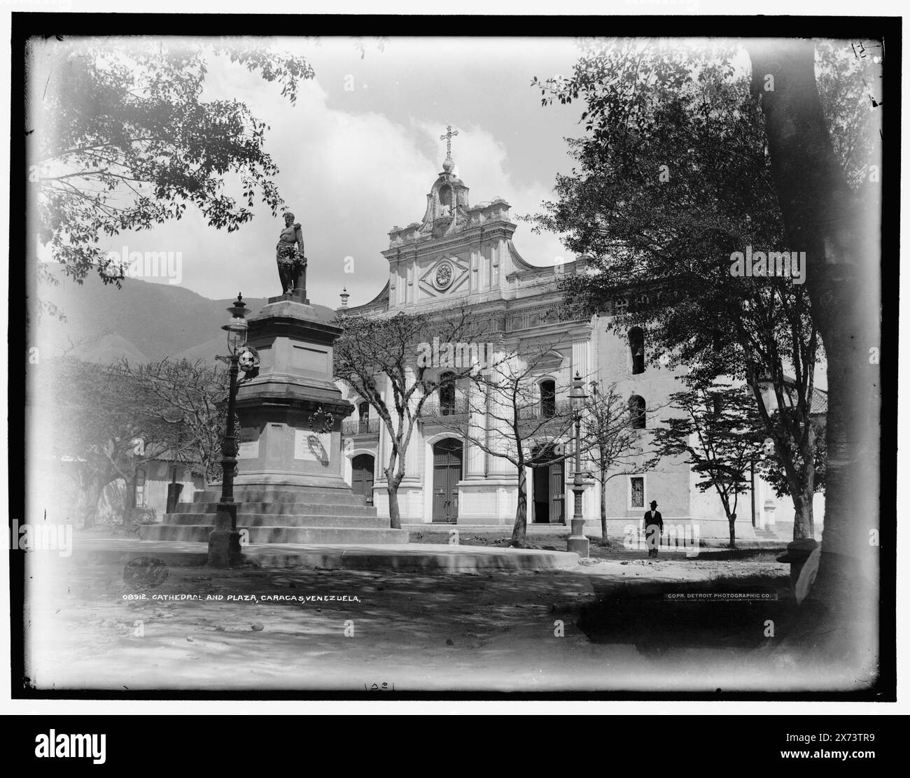 Cathédrale et place, Caracas, Venezuela, '51' sur négatif., Detroit Publishing Co. No. 08912., Gift ; State Historical Society of Colorado ; 1949, Cathedrals. , Plazas. , Sculpture. , Venezuela, Caracas. Banque D'Images